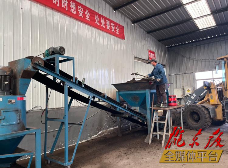 合水县充分利用当地畜禽粪便及秸秆回收的有机肥料“变废为肥”。本报记者 刘萍凝 摄
