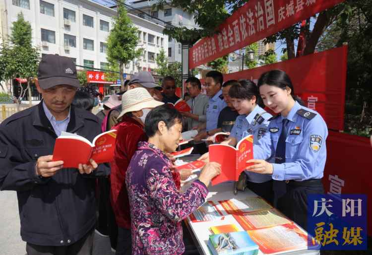 庆城县司法局组织甘肃陇凤律师事务所、甘肃龙泽律师事务所、庆城县法律援助中心部分干部职工及执业律师走上街头宣传《民法典》及相关法律法规。 
