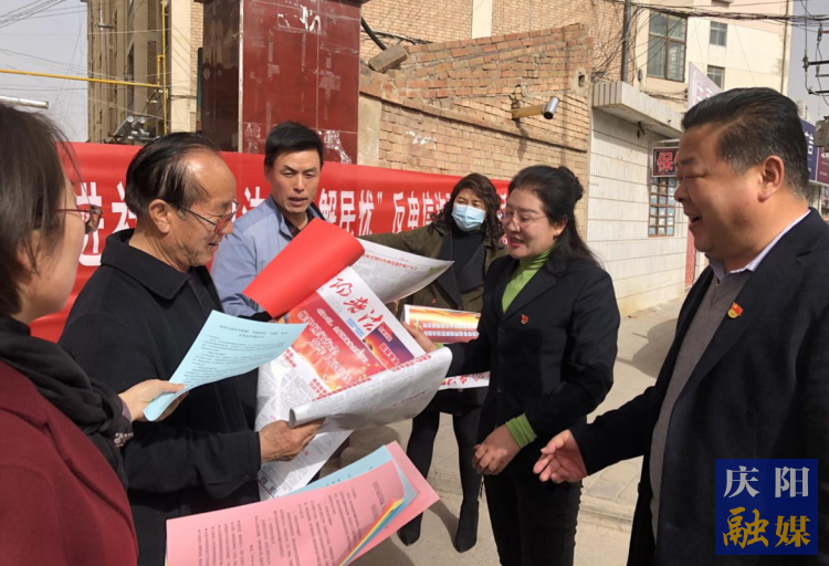 庆阳市司法局在合水县老城镇开展送法下乡活动。