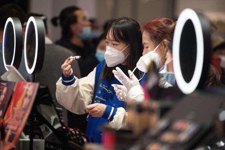 牢牢把握高质量发展这个首要任务——以习近平同志为核心的党中央引领中国经济稳中求进开新局
