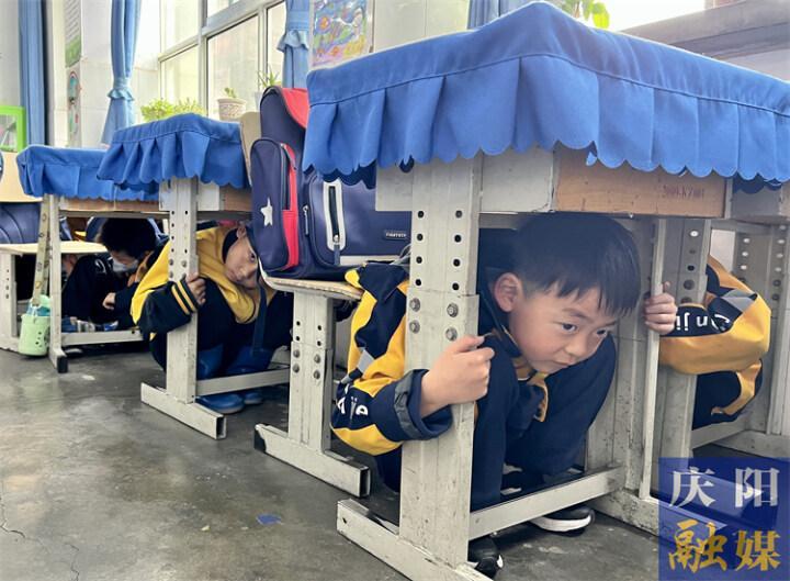 【摄影报道】西峰城区两所学校组织开展地震应急演练