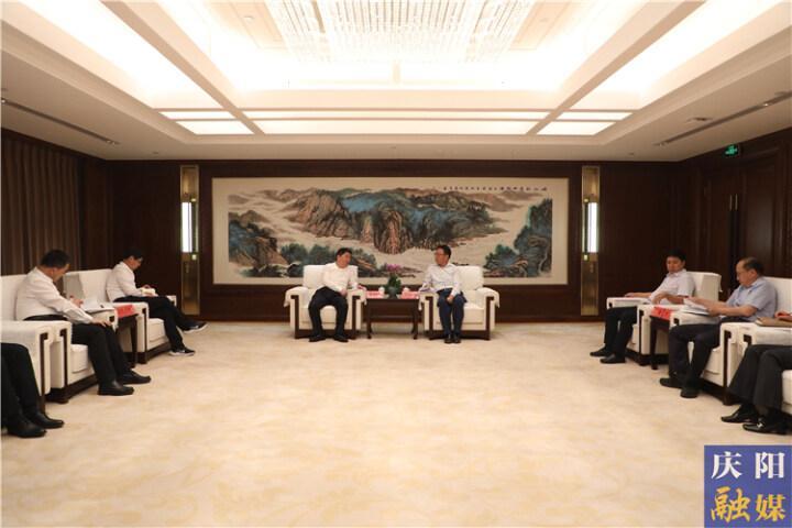 市政府与中国联通集团在京举行工作会谈