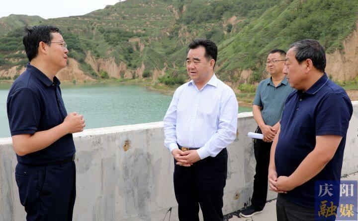 黄泽元在庆城县开展巡河检查时强调 不断提升河湖保护治理能力水平 绘就河畅水清岸绿景美生态画卷
