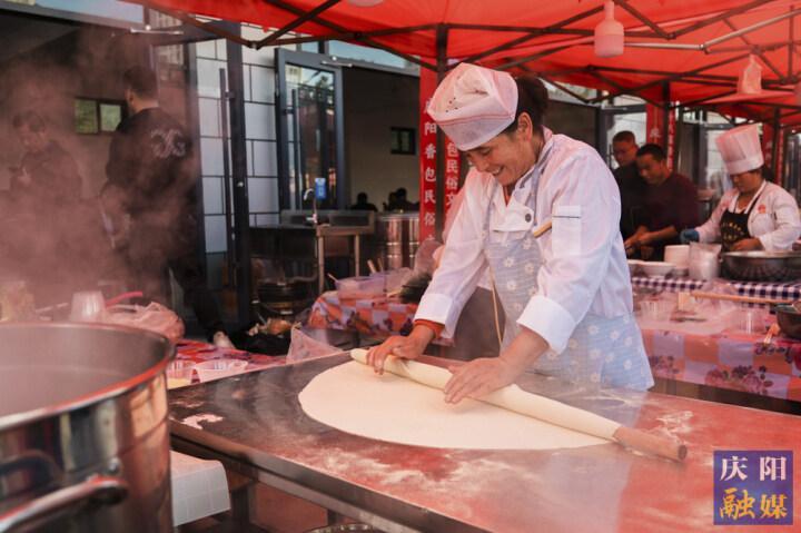 【摄影报道】名厨竞技烹美食 游客尽享饕餮餐