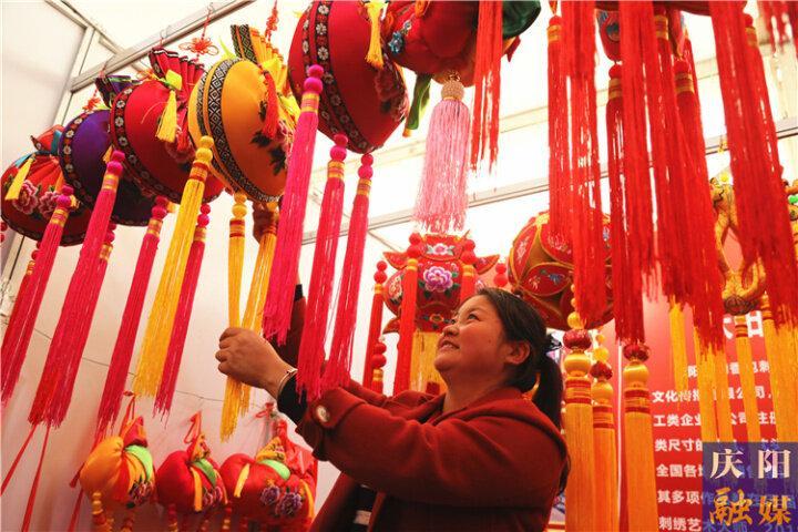第十八届庆阳香包民俗文化节签约销售成绩喜人