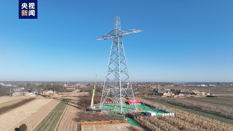 陇东—山东±800千伏特高压直流输电工程（甘肃段）铁塔组立首基试点完成