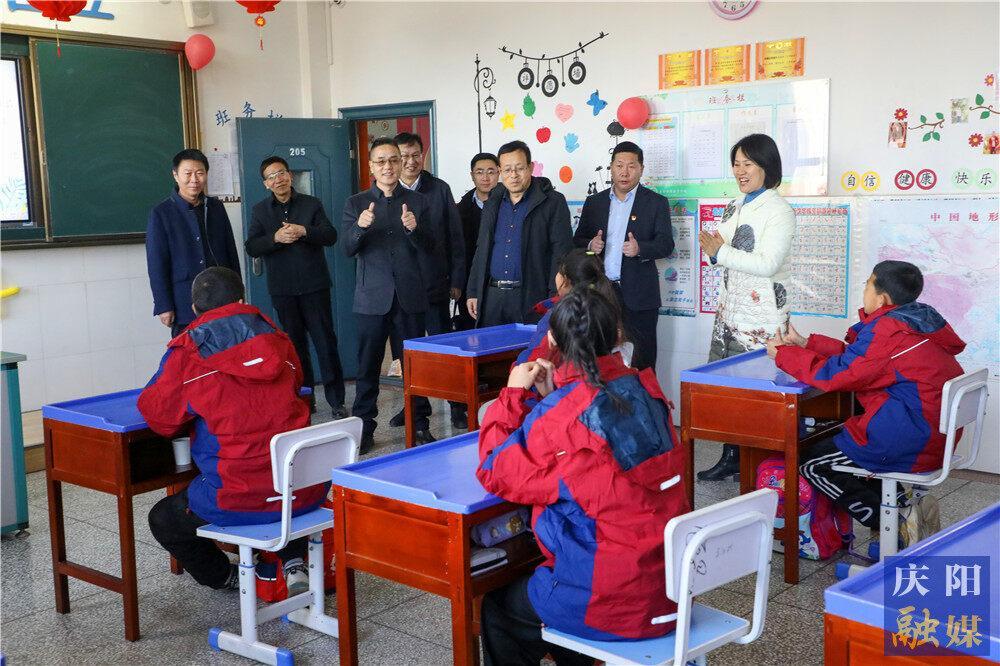 【摄影报道】庆阳市银行业协会向庆阳特殊教育学校捐赠棉服