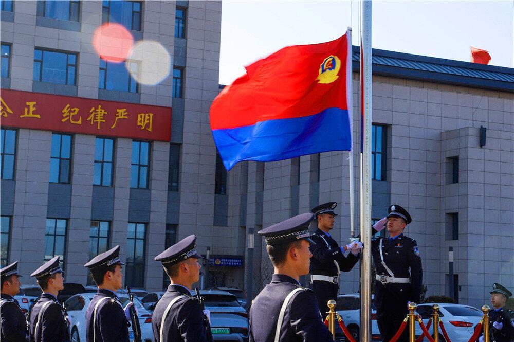 【摄影报道】庆阳市公安局西峰分局举行升警旗仪式，庆祝第四个中国人民警察节