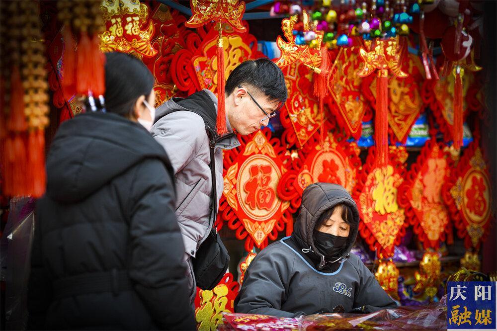 【图说庆阳】西峰区：龙年饰品俏销 喜庆年味渐浓