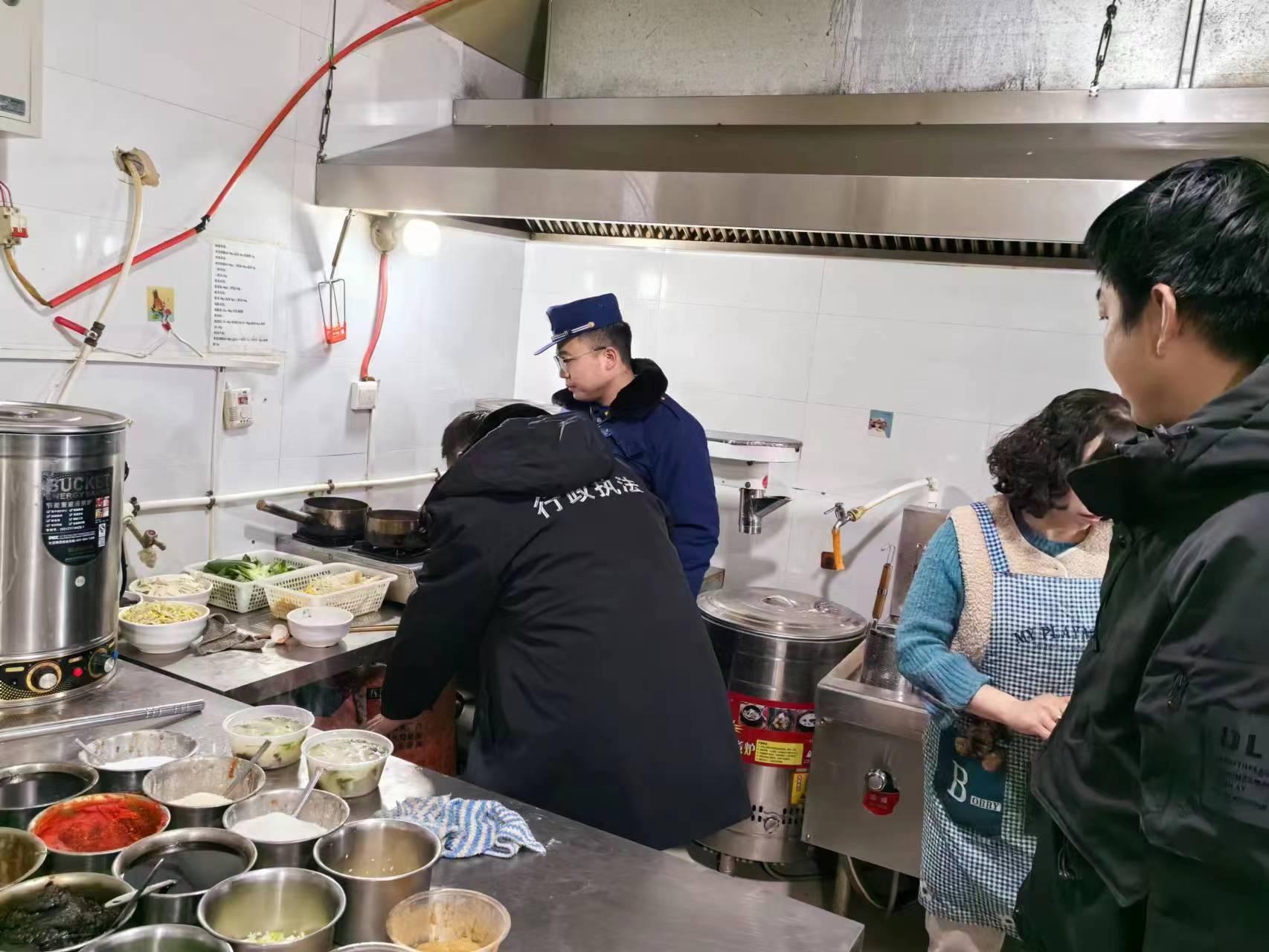 环县消防救援大队联合商务局、市场监管局开展餐饮场所燃气安全检查