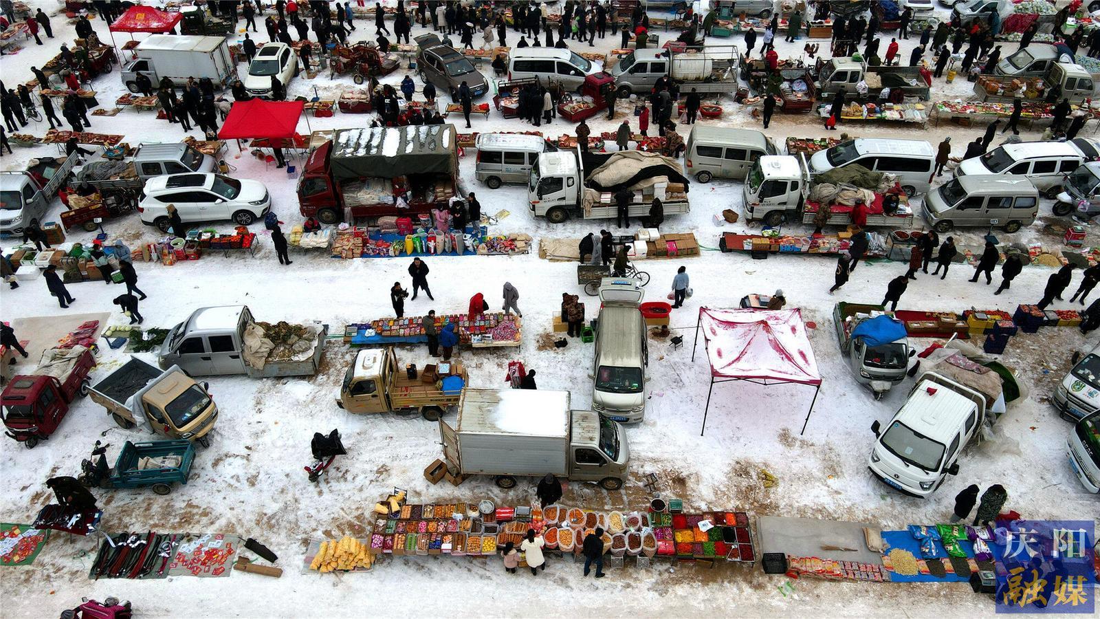 【新春走基层】合水县：雪地赶年集 年货摆满街