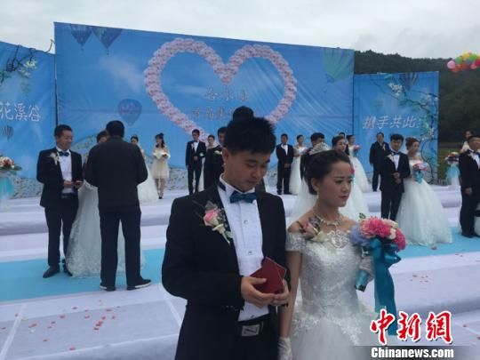 8月28日，甘肃合水县，18对新人举行集体婚礼。　杨娜 摄