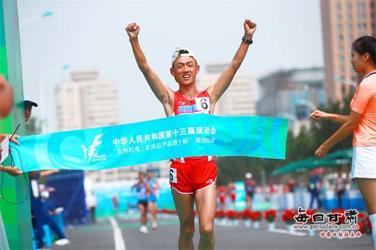 王凯华在第十三届全运会男子竞走20公里比赛中冲线夺冠。