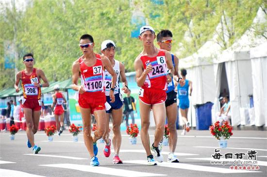 王凯华参加第十三届全运会男子竞走20公里比赛。