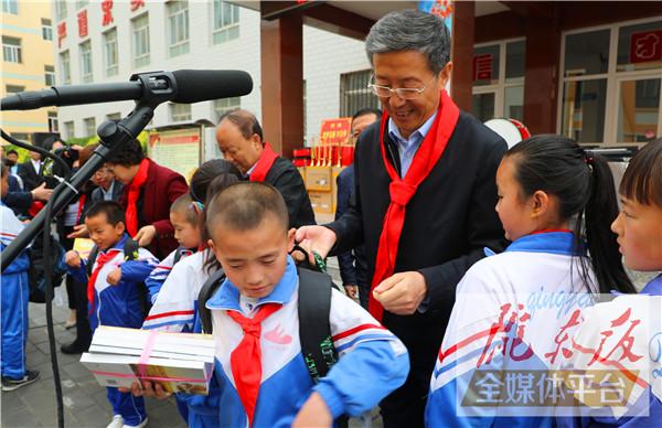 朱涛与少年儿童共庆“六一”国际儿童节