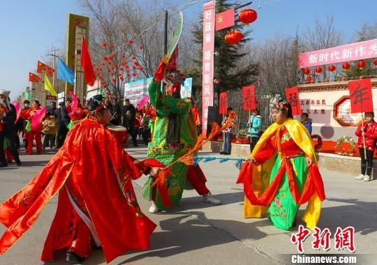图为社火队正抓紧排练迎春社火 高展 摄
