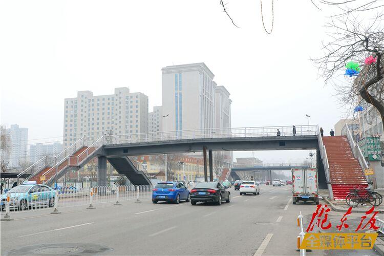【第一眼】庆阳四中人行天桥建设进入试行阶段