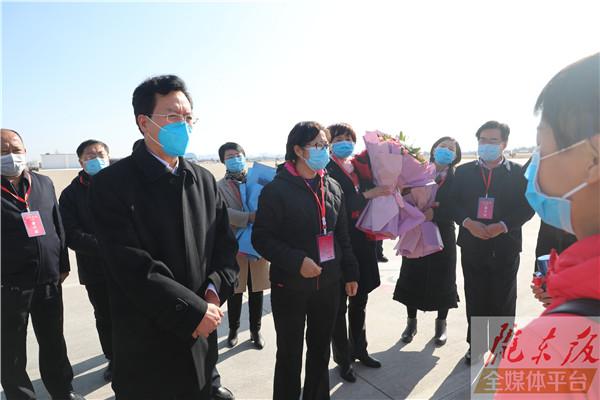 庆阳市第二批援鄂医疗队8名队员启程出征！贠建民到机场送行