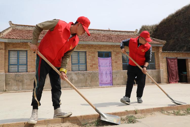 志愿者为环县小南沟乡粉子山村村民打扫庭院卫生