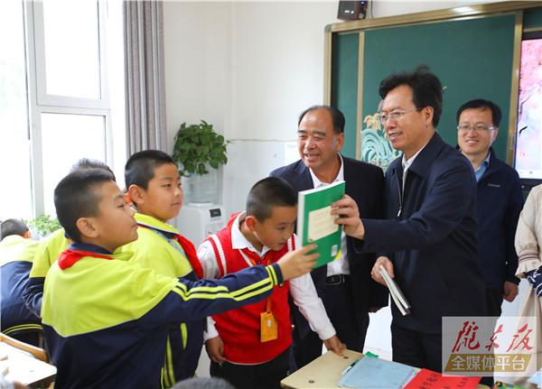 贠建民赴西峰区新建小学看望慰问少年儿童