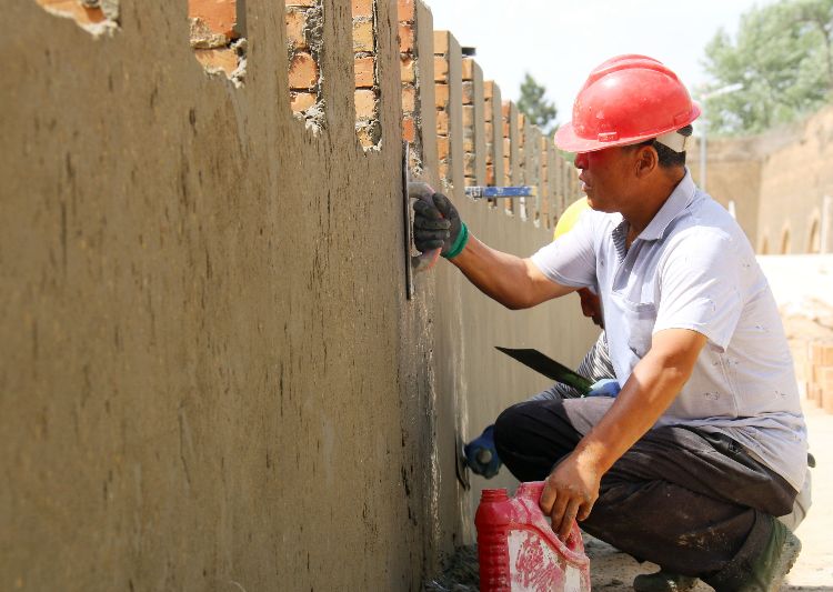 工人们在修建水渠、防护墙。