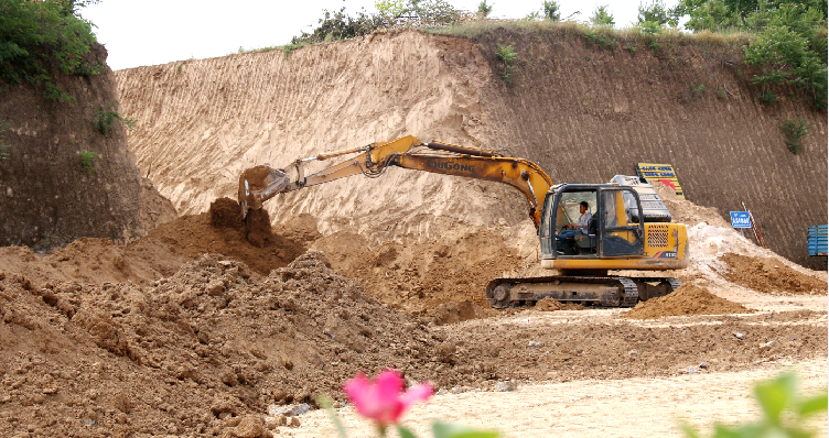 挖掘机正在挖排水管道。