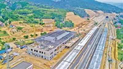 入夏以来，银西高铁宁县站建设顺利推进。