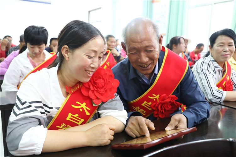 【决胜之路·庆城篇·书记乡长访谈录】把支部建在产业链上 让贫困乡焕发“新生机”——访庆城县太白梁乡党委书记周敬祥