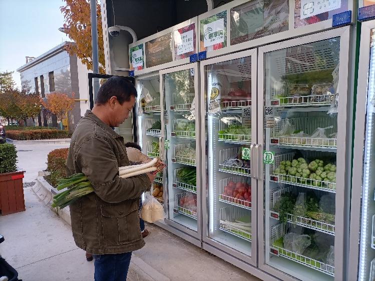 市民通过扫码就可购买蔬菜水果