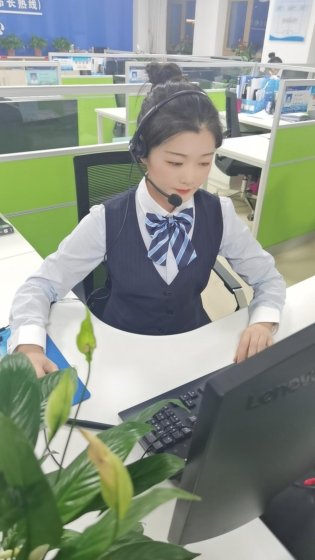 话务员在积极接听热线电话