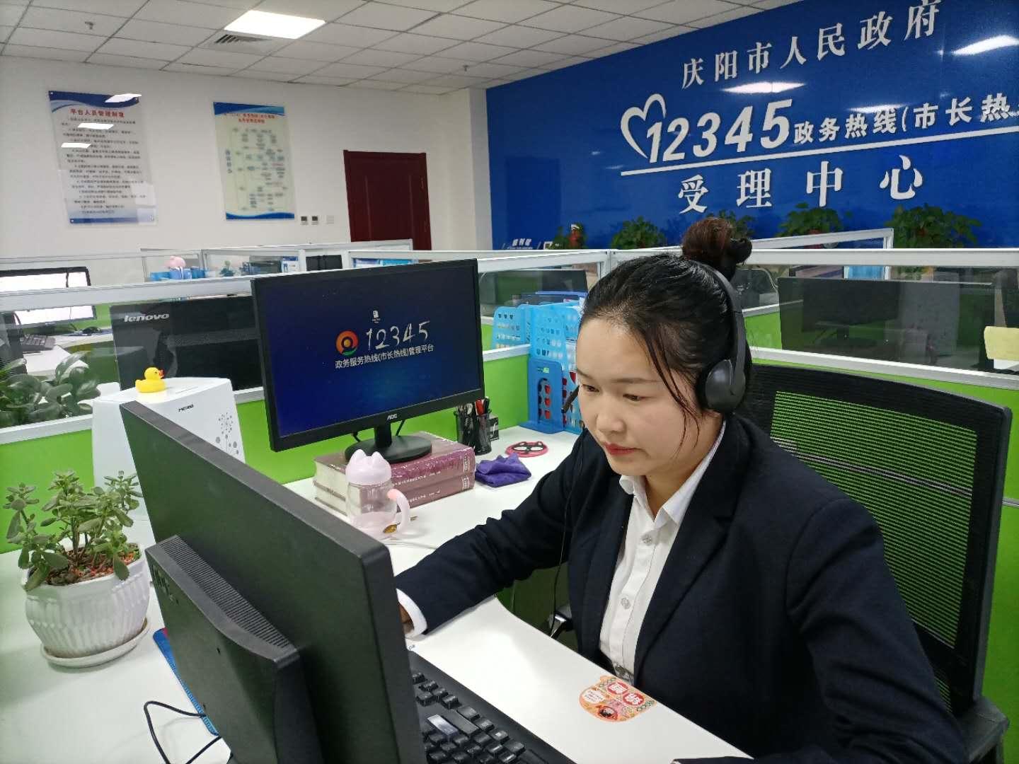 话务员在积极反馈群众诉求