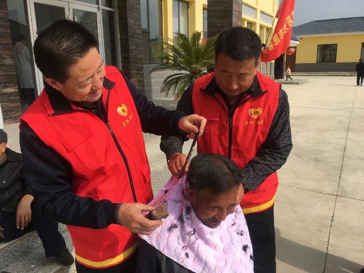 庆阳市阳光志愿者协会志愿者在什社敬老院给老人理发。  通讯员  阳光  摄  