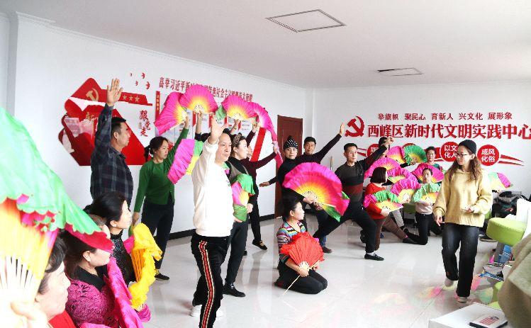 艺术团队在西峰区新时代文明实践中心排练节目。  通讯员  刘新艳  摄  