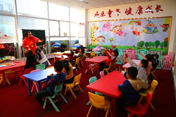 丽景幼儿园学生在合水东路社区的“四点半课堂”做互动游戏。  通讯员  翟娜娜  摄  