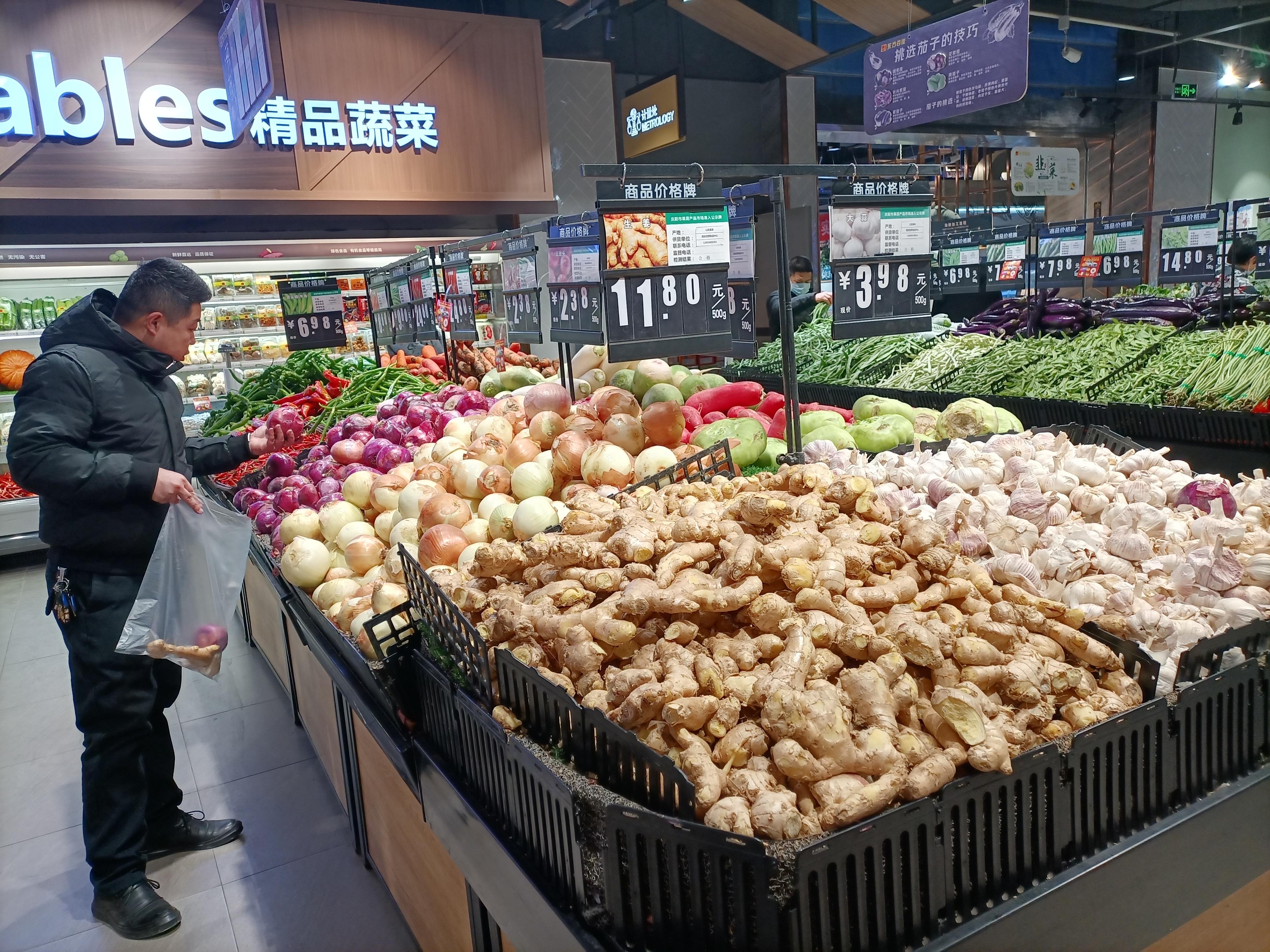 市民在超市挑选蔬菜
