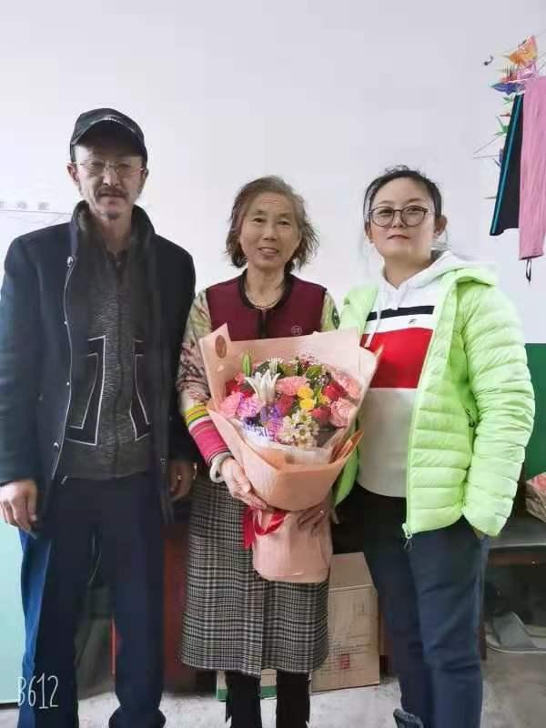李桂芝和女儿牟鲲鹏、丈夫张顺在一起
