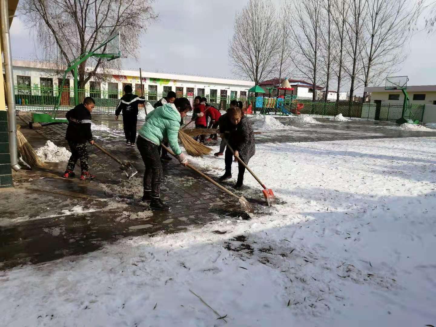 李桂芝和孩子们一起铲雪