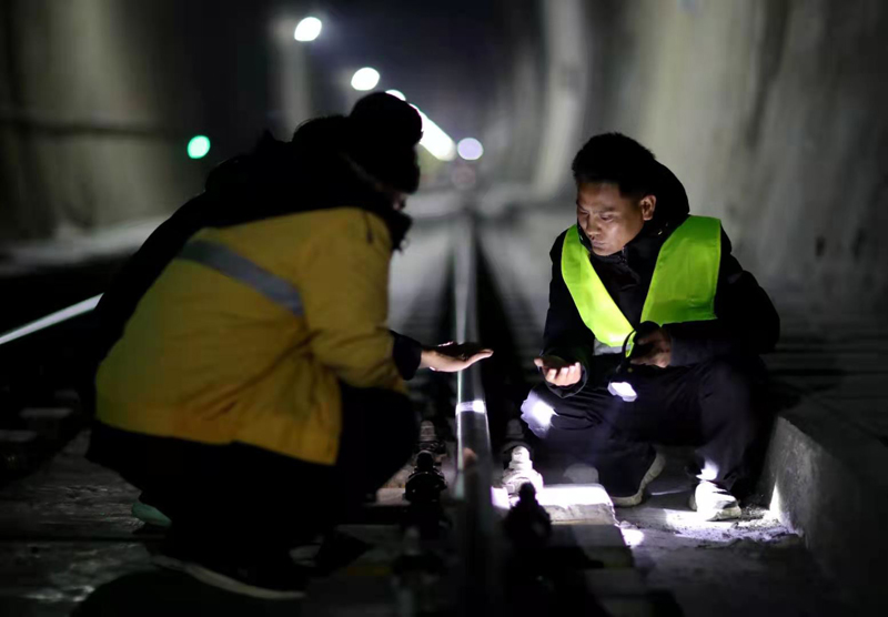 戴党徽的“天梯”铁路守隧人