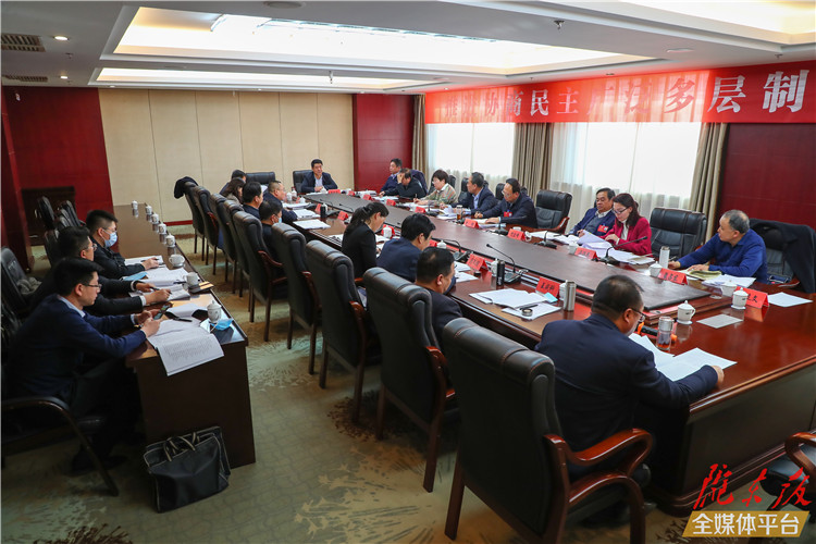 【图说两会】看！政协委员热议政府工作报告