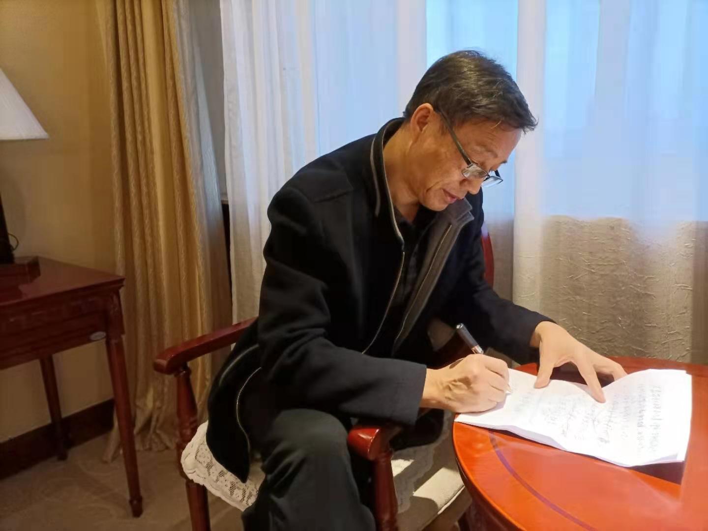 政协委员邢小林在准备提案