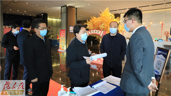卢小亨在西峰城区检查疫情防控和安全生产等工作