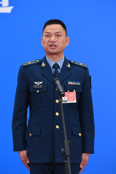 余海龙代表谈空军高新武器发展: