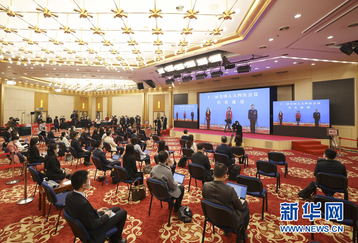 新华全媒+｜春潮涌动的人民盛会——十三届全国人大四次会议首场“代表通道”直击