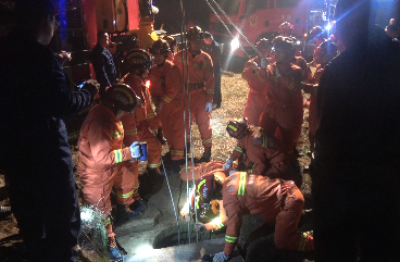 三岁小孩不慎掉入30米深古井   庆阳消防紧急救援