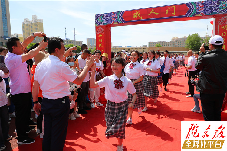 庆阳第七中学举行高三学生成人礼暨毕业典礼