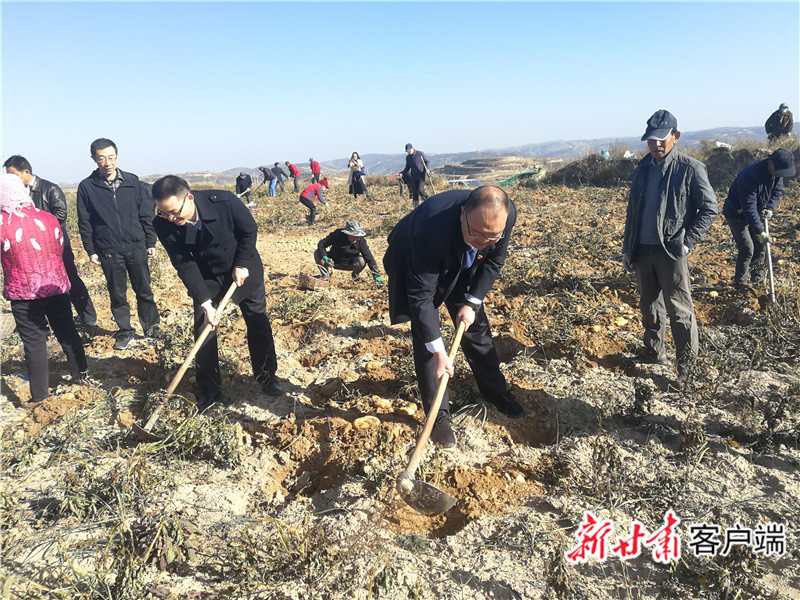 邱军（右四）参加劳动。