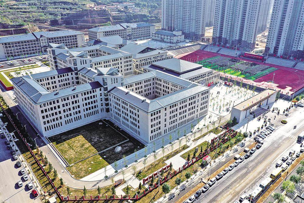 陇东中学新校。通讯员 王正虎 摄