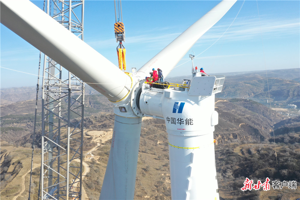 华池南梁及紫坊畔60兆瓦分散式风电项目首台风机吊装现场。华能陇东能源公司提供.jpg