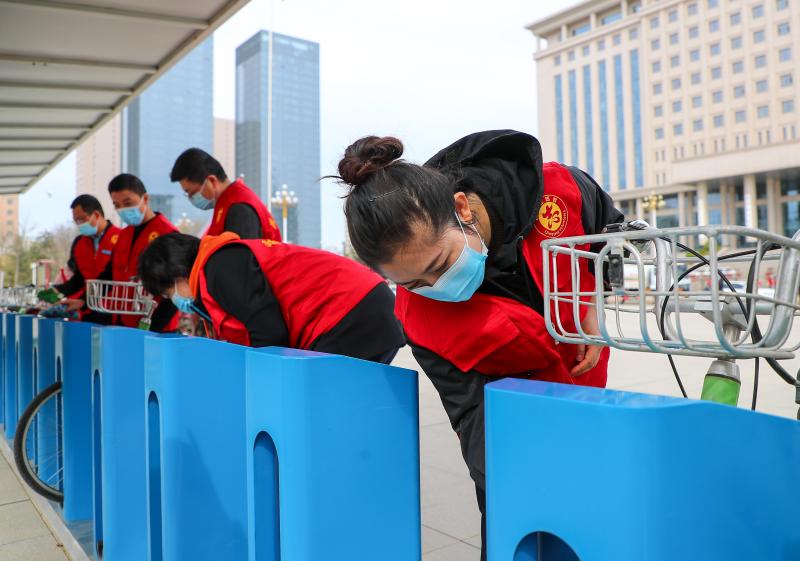 4月1日上午，庆阳市创建全国文明城市“擦亮西峰”“烟头清零”志愿服务活动在西峰城区开展。来自市直各系统的志愿者们分散在城区不同街道，开展刷扫道路尘土、捡拾垃圾烟头、擦洗公共设施等文明实践志愿服务活动。.jpg