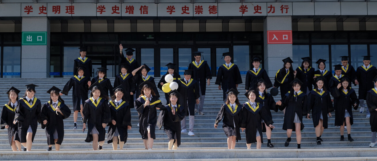 6月3日，毕业生们在陇东学院图书馆阶梯下拍照留念。